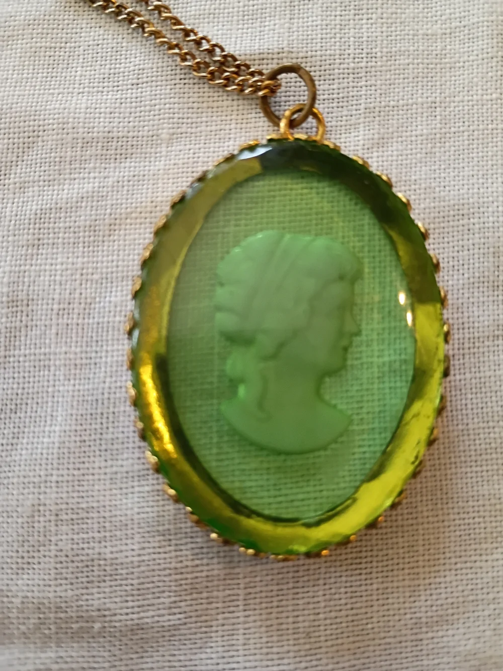 Vintage Green Cameo Pendant Necklace On Gold Tone Chain - Picture 2 of 5